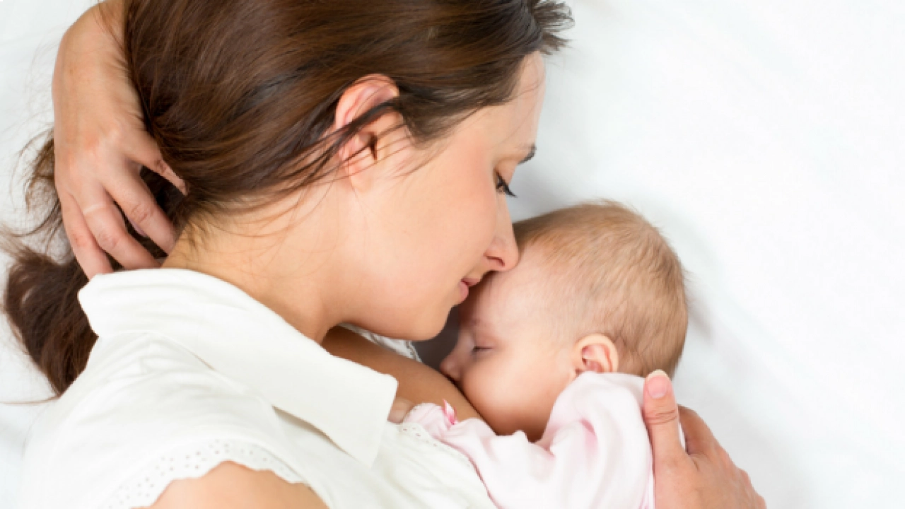 Mách mẹ cách kích sữa sau sinh mổ theo dân gian và hiện đại